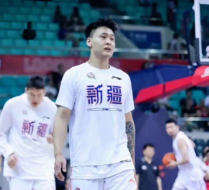 广东队再度压倒新疆男篮，登顶排行榜荣耀